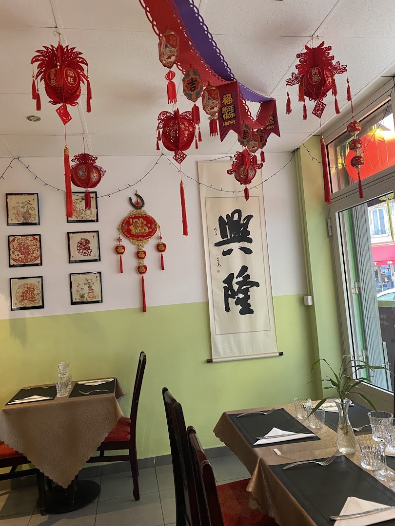 La salle vide de Chefoo avec ses décorations chinoises