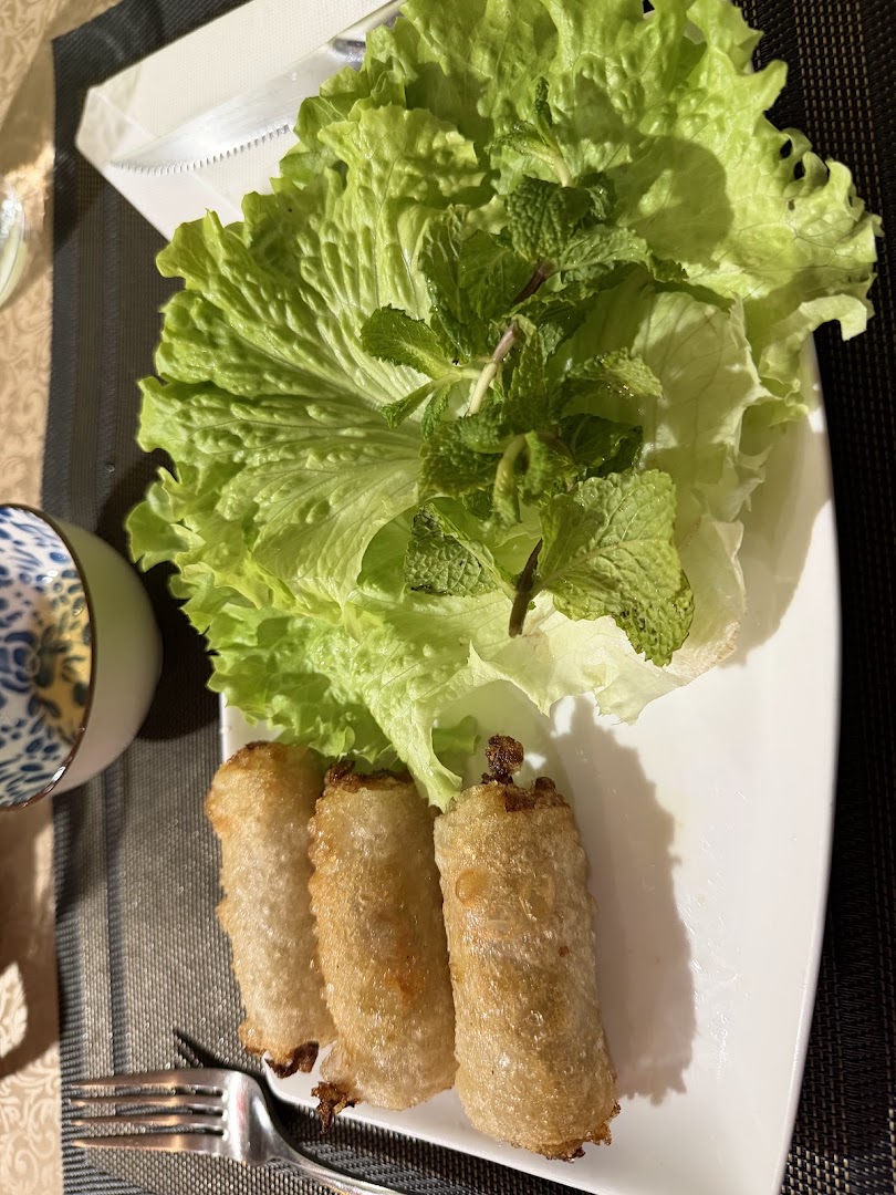 Des rouleaux croustillants avec salade et menthe
